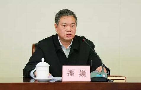 潘巍簡歷：廣西政協(xié)港澳臺僑和外事委員會副主任潘巍，曾任廣西發(fā)改委黨組書記、質(zhì)監(jiān)局局長、交通廳廳長