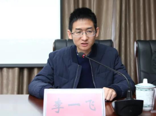 李一飛簡歷：桂林市政府秘書長李一飛，曾任桂林市委副秘書長，靈川縣委常委、組織部部長，龍勝縣委常委、宣傳部部長、副縣長